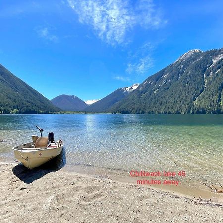 Private 2 Bedrooms Suite Near Hwy 1, Cultus Lake, Heritage Park, Fishing, Coliseum Chilliwack Eksteriør billede